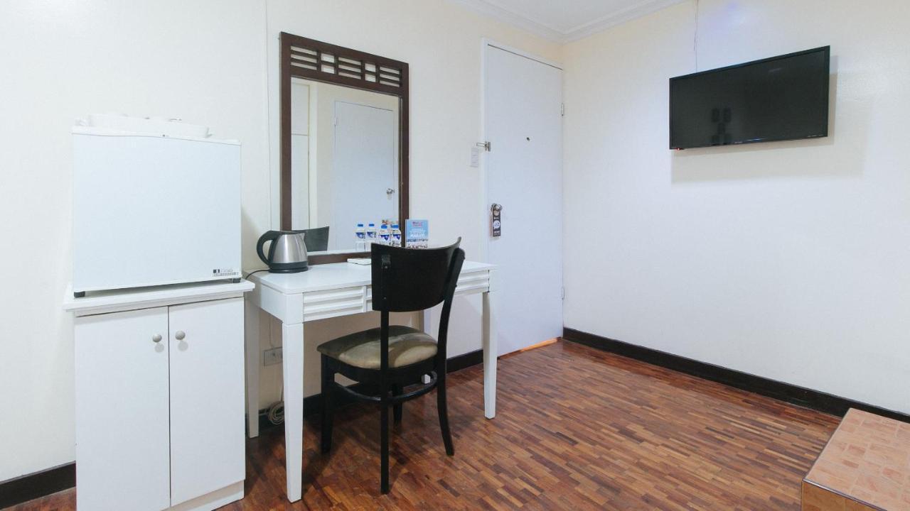 Reddoorz Premium Near Greenbelt Makati - Vaccinated Staff Макати Экстерьер фото
