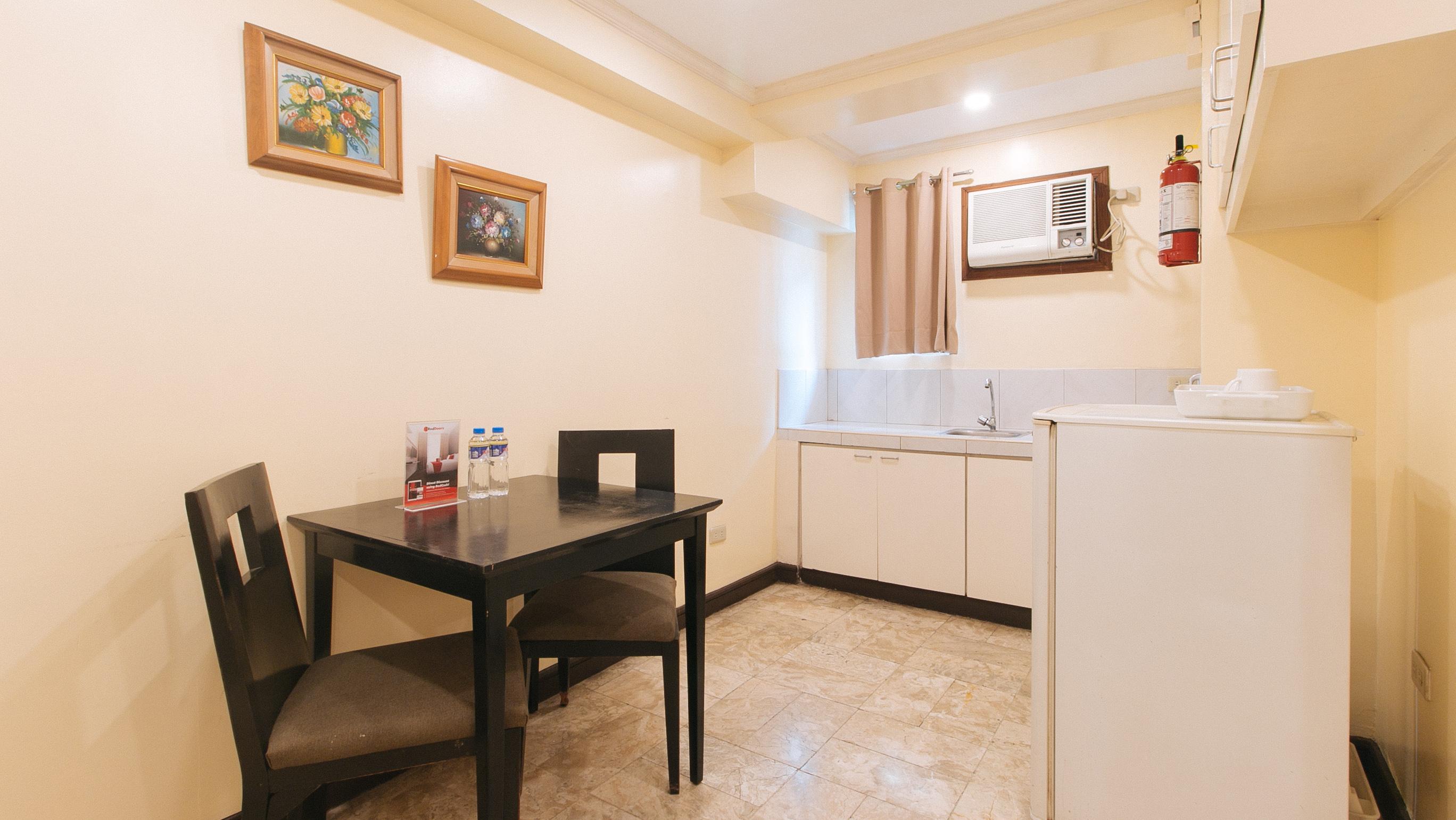 Reddoorz Premium Near Greenbelt Makati - Vaccinated Staff Макати Экстерьер фото