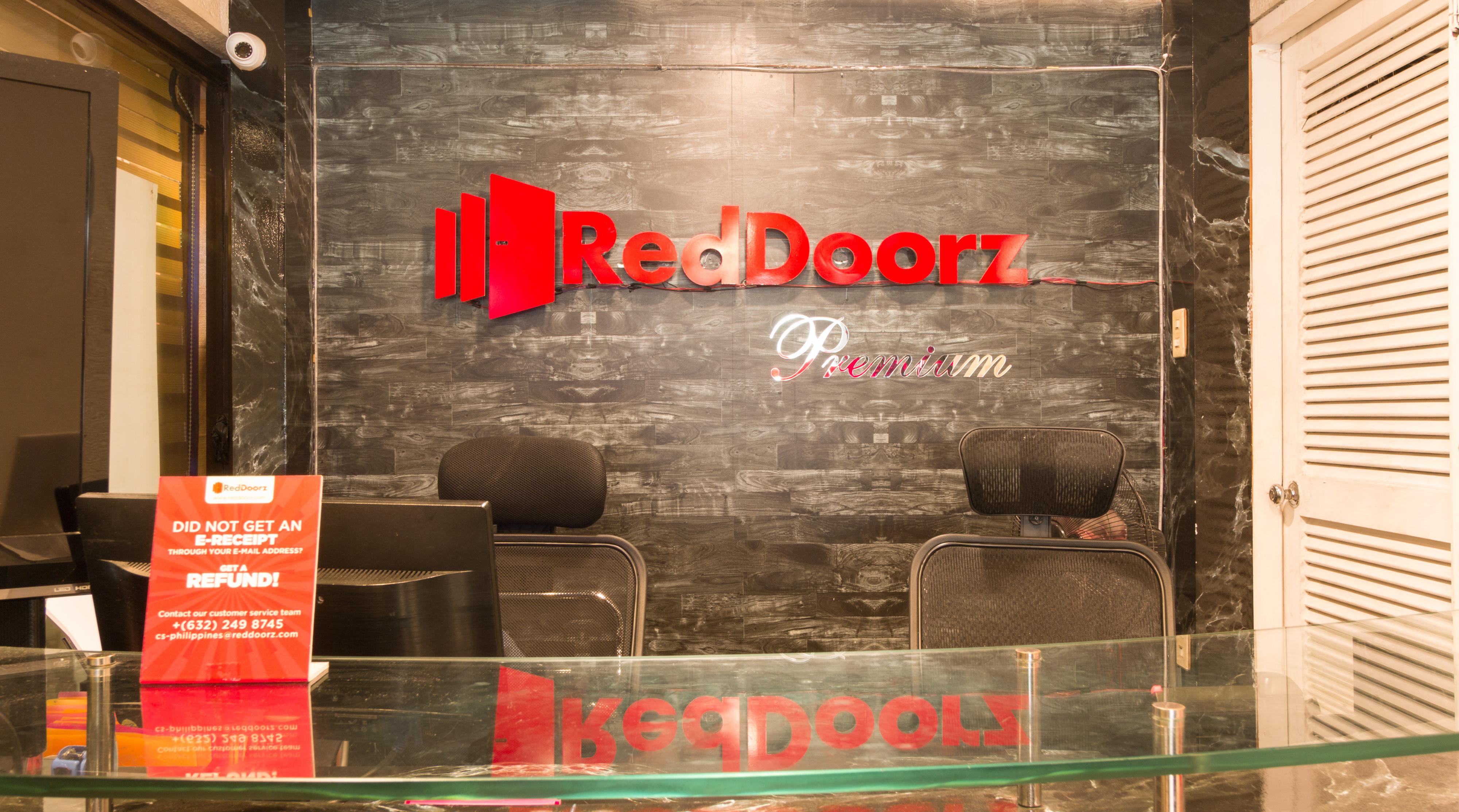 Reddoorz Premium Near Greenbelt Makati - Vaccinated Staff Макати Экстерьер фото