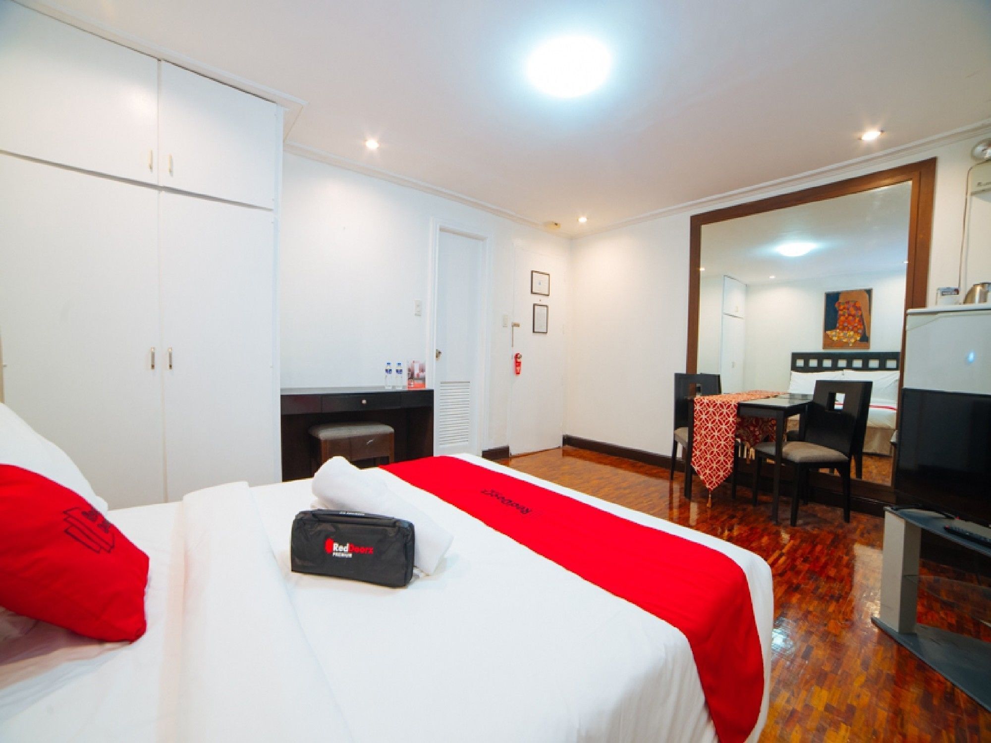 Reddoorz Premium Near Greenbelt Makati - Vaccinated Staff Макати Экстерьер фото